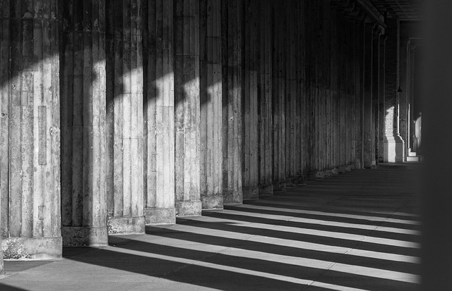 fotografía artística blanco y negro de cuaderno con notas y sombras